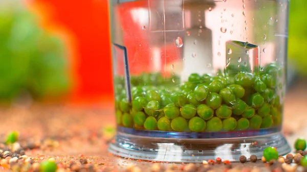 MACRO: Bright green organic homegrown peas sit inside a kitchen appliance. —  Fotos de Stock