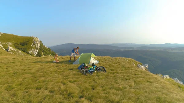 DRONE: Gondtalan turisták felállították sátrukat hegyi kerékpározás után az Alpokban. — Stock Fotó