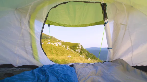 Scatto cinematografico della natura mozzafiato dall'interno di una tenda pop up. — Foto Stock