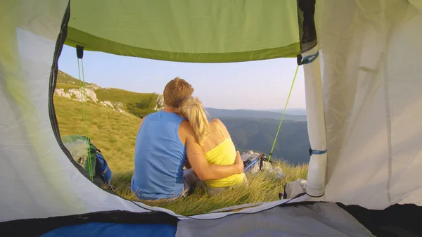 CHIUSURA: Uomo e donna irriconoscibili seduti abbracciati nelle tranquille montagne. — Foto Stock