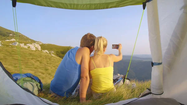 Κοντινό πλάνο: Πεζοπόρος ζευγάρι λαμβάνοντας selfies κατά τη διάρκεια μιας διασκέδασης καλοκαιρινές διακοπές στα βουνά. — Φωτογραφία Αρχείου