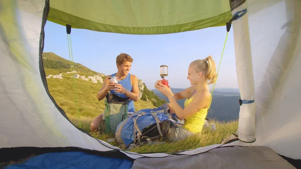 CLOSE UP: Junge Frau und Freund packen ihre Sachen, bevor sie auf eine Wanderung gehen. — Stockfoto