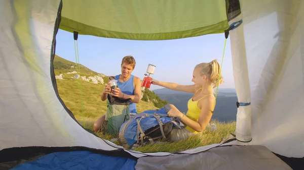 CHIUSURA: Turisti che imballano i loro zaini davanti alla tenda prima di tornare a casa. — Foto Stock