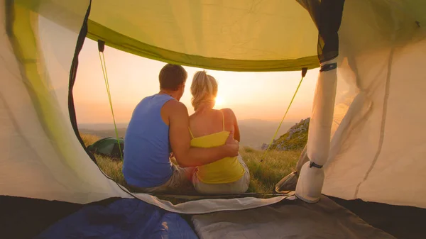 CLOSE UP: Paar kuschelt und beobachtet gemeinsam Sonnenuntergang beim Wanderabenteuer. — Stockfoto