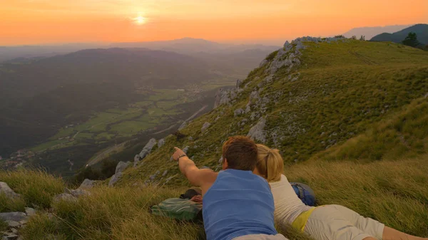 CHIUDI: Donna e uomo attivi osservano le pittoresche montagne al tramonto. — Foto Stock