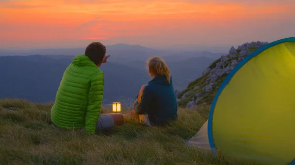 CHIUDI: Uomo che mostra il paesaggio alla fidanzata mentre siede vicino alla tenda. — Foto Stock