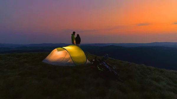 Молодой человек и женщина наслаждаются свиданием в горах спокойным утром . — стоковое фото