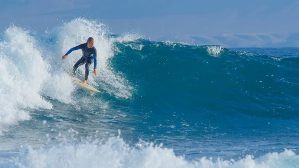 Surfer στις καλοκαιρινές διακοπές απολαμβάνοντας ηλιόλουστη μέρα surfing σε καθαρά νερά του ωκεανού. — Φωτογραφία Αρχείου