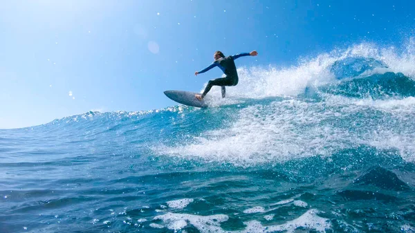 SUN FLARE: Cool surfer dude carves a beautiful blue tube wave near Fuerteventura — Stok fotoğraf