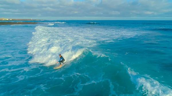 Fit αρσενικό surfing επικά κύματα βαρέλι κοντά βραχώδες νησί σε μια ηλιόλουστη μέρα — Φωτογραφία Αρχείου