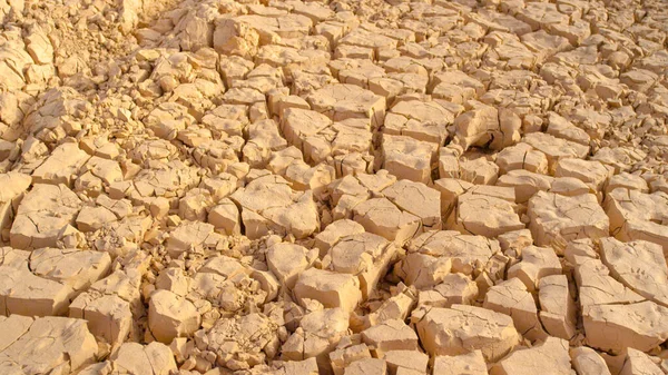 CLOSE UP: Dried up light brown soil cracking in the scorching hot summer weather — Φωτογραφία Αρχείου