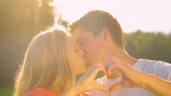 FECHAR UP: Homem feliz e mulher beijando e tocando as mãos enquanto na data ao ar livre. — Fotografia de Stock