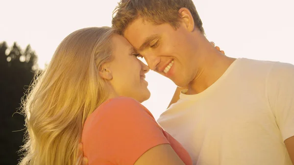 CLOSE UP: Fröhlicher Mann und Frau lehnen sich eng aneinander, während sie sich umarmen. — Stockfoto