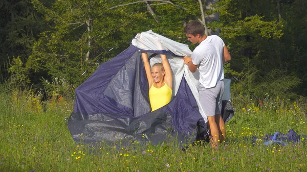在和男朋友搭帐篷的时候笑一个白人女人开心. — 图库照片