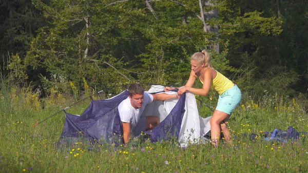 Junge Frischvermählte streiten während einer Zeltreise über den Aufbau des Zeltes — Stockfoto