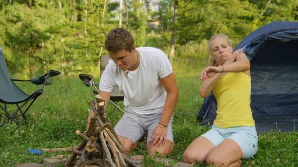 Nah dran: Schöner Mann und schöne Freundin beim Versuch, Mücken loszuwerden. — Stockfoto