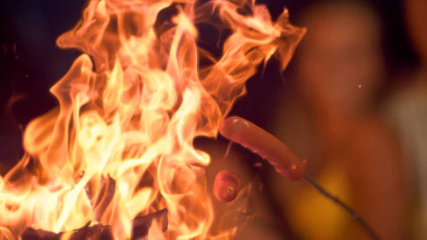 MACRO, DOF: Heerlijke speiners worden gehouden op spiesjes boven de vurige oranje vlammen. — Stockfoto