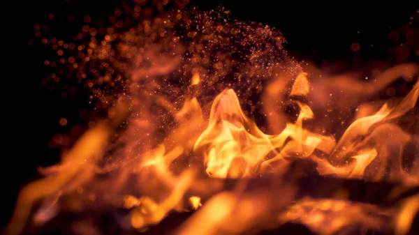 MACRO, DOF: Sparkles vliegen uit een oranje kampvuur brandend in de duisternis. — Stockfoto