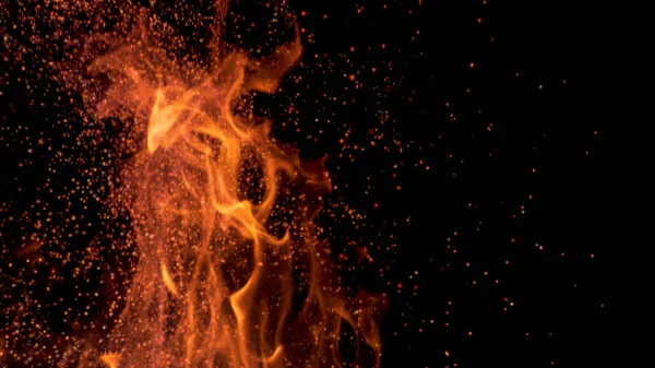 MACRO, DOF: Cinematic shot of flames flickering in the darkness of the night. — Stock Photo, Image