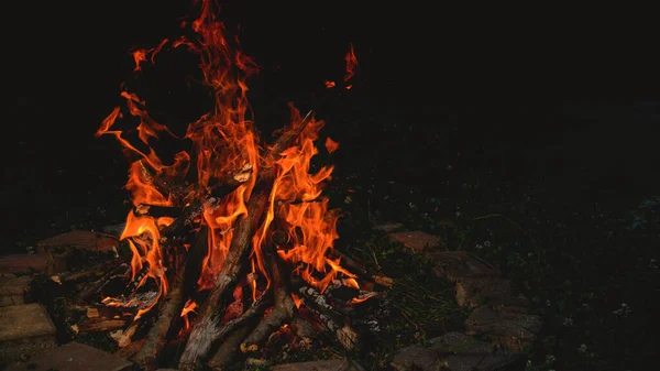 FERMER : Grand feu de camp orange vif brûlant à l'intérieur d'un foyer fermé en brique. — Photo