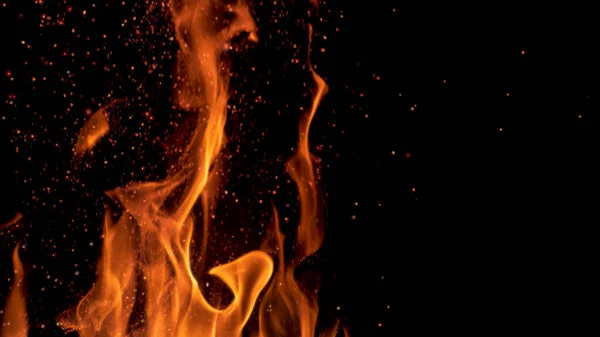 马克罗：五彩缤纷的火光闪烁着，火光从篝火中喷涌而出. — 图库照片
