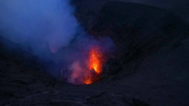 Yakından: Aktif bir kraterden yükselen magma ve dumanın nefes kesici görüntüsü.