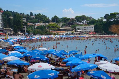 Hırvatistan 'ın güzel sahil şeridinde sayısız turist sel gibi akıyor..