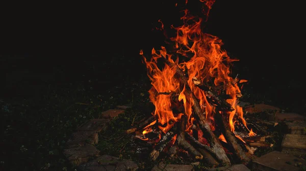 CLOSE UP: Bonfire тріскається всередині цегляної закритої пожежної ями біля кемпінгу — стокове фото