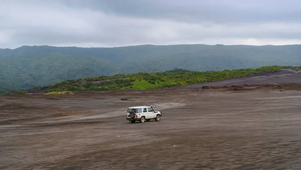 Vit 4x4 jeep som utforskar terrängen under den aktiva vulkanen i Tanna, Vanuatu. — Stockfoto