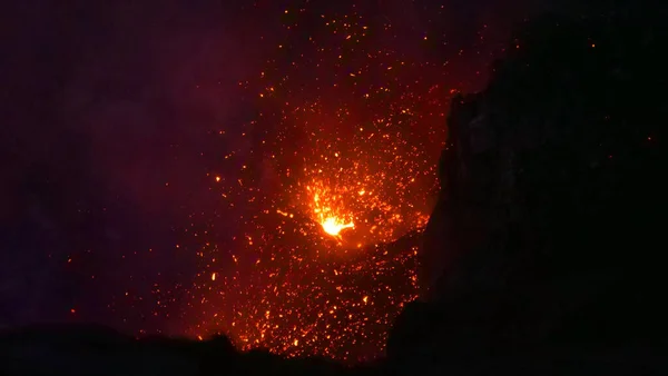 Láva vybuchuje z hlubin hory Jasur a rozsvěcuje kráter.. — Stock fotografie