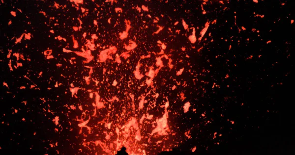 UKONČENÍ: Aktivní sopečný kráter vyzařující jasné kousky lávy během erupce. — Stock fotografie