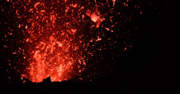 UKONČENÍ: Nebezpečná aktivní sopka na Sicílii v noci vybuchuje a exploduje. — Stock fotografie