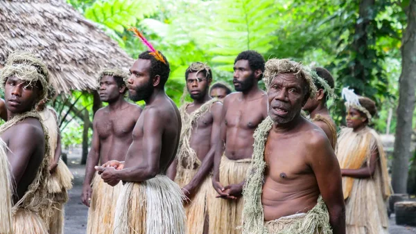 CHIUDI: Tribù indigene a Vanuatu che celebrano una cerimonia in una foresta tropicale — Foto Stock