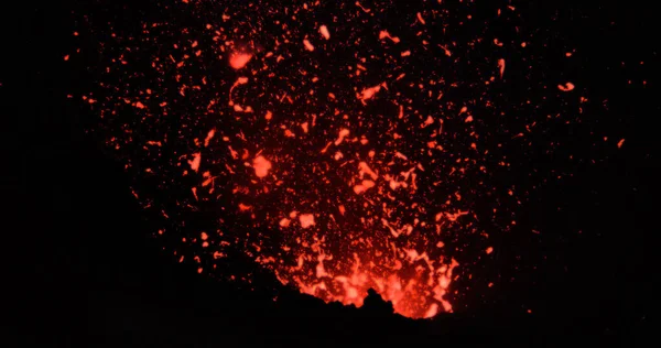 Uzavřete horu Yasur prudce vybuchující a vystřelující horké magma ze svých hlubin — Stock fotografie