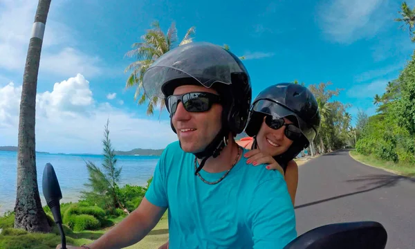 SELFIE: Tourist couple having fun riding a motorbike along stunning coastal road —  Fotos de Stock
