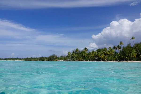 DRONE: Splendido colpo dall'aria del paesaggio paradisiaco dell'isola in una giornata di sole. — Foto Stock