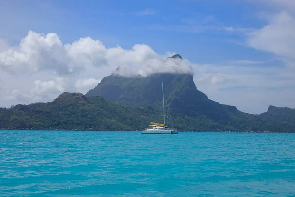 DRONE: Big brand new sailboat exploring the ocean surrounding the remote island. — Foto de Stock