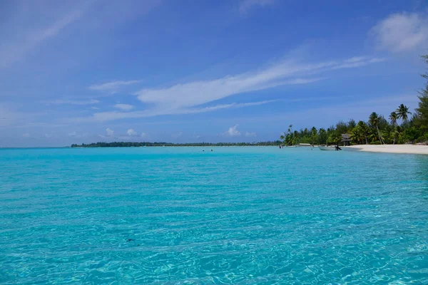 AERIAL: Breathtaking view of calm turquoise ocean surrounding tropical island. — Foto de Stock