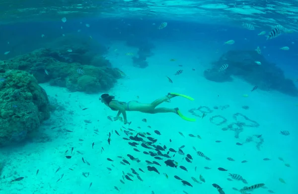 UNDERWATER: Žena na dovolené v Bora Bora koupání s krásnými exotickými rybami. — Stock fotografie