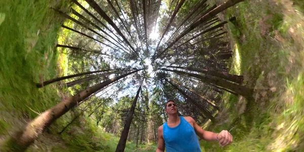 SELFIE WIDE ANGLE: Athletic man jogging through the wild on a sunny summer day. — Stock Photo, Image
