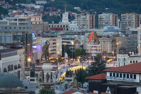 AERIAL: Gyönyörű drónkilátás a Szkopje főterére egy nyári estén. — Stock Fotó