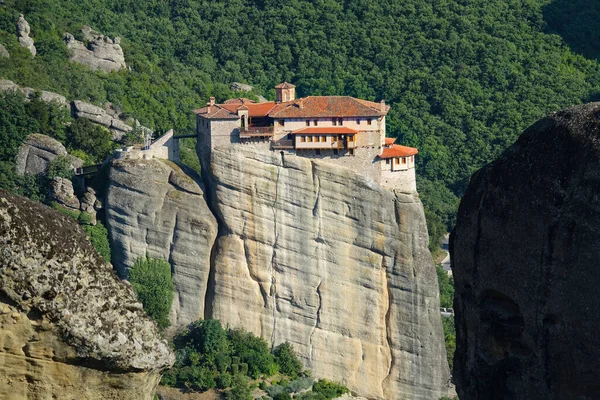 AERIAL: Flying high above the round cliffs and monastery overlooking the valley. — Stock Photo, Image