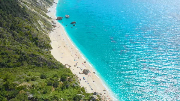 AERIAL: Stunning view from above of a remote white sand beach and turquoise sea. — Stock Photo, Image