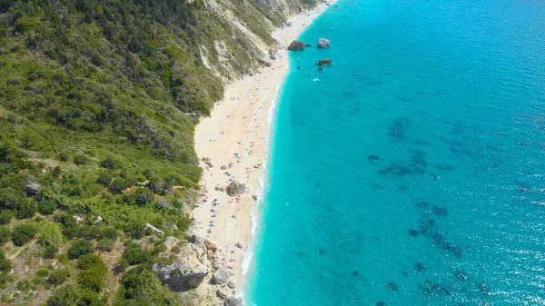 DRONE: Picturesque view of the stunning white sand beach in the Mediterranean — Stock Photo, Image