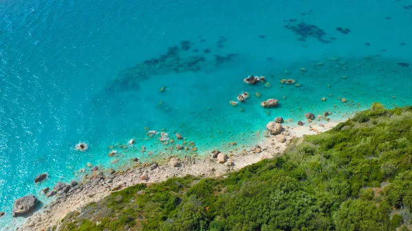 AERIAL: Flying above the untouched rocky shore covered by Mediterranean greenery — Stock Photo, Image
