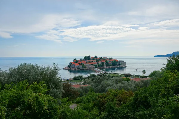 AERIAL: Nuvens se reúnem acima da famosa ilha de Sveti Stefan em Montenegro. — Fotografia de Stock