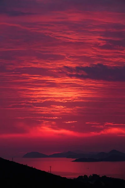 AERIAL: Fotografia de tirar o fôlego de céus nublados enquanto o sol desaparece atrás das ilhas. — Fotografia de Stock