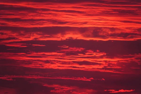 DRONE: Csodálatos fénykép a vörös égboltról egy felhős estén a horvát tengerparton. — Stock Fotó