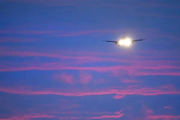 Bright lights shine on the runway for the commercial airplane to land at sunrise — Foto Stock