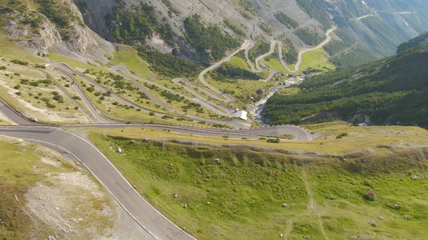 DRONE: Carros dirigindo em uma estrada de retorno de montanha nas Dolomitas italianas. — Fotografia de Stock